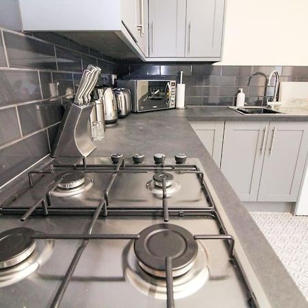 Modern 3 Bed, Contractors Welcome, Bradford Μπράντφορντ Εξωτερικό φωτογραφία