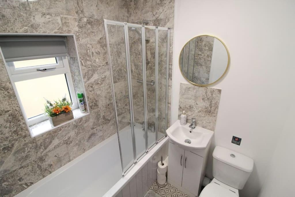 Modern 3 Bed, Contractors Welcome, Bradford Μπράντφορντ Εξωτερικό φωτογραφία