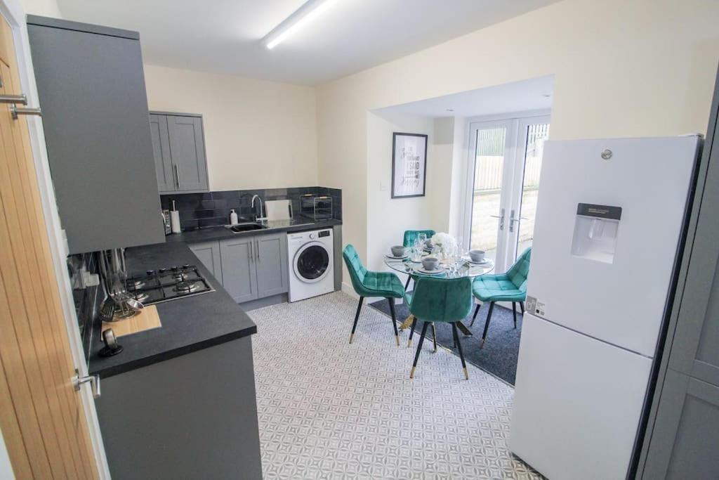 Modern 3 Bed, Contractors Welcome, Bradford Μπράντφορντ Εξωτερικό φωτογραφία