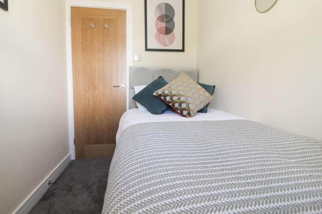 Modern 3 Bed, Contractors Welcome, Bradford Μπράντφορντ Εξωτερικό φωτογραφία
