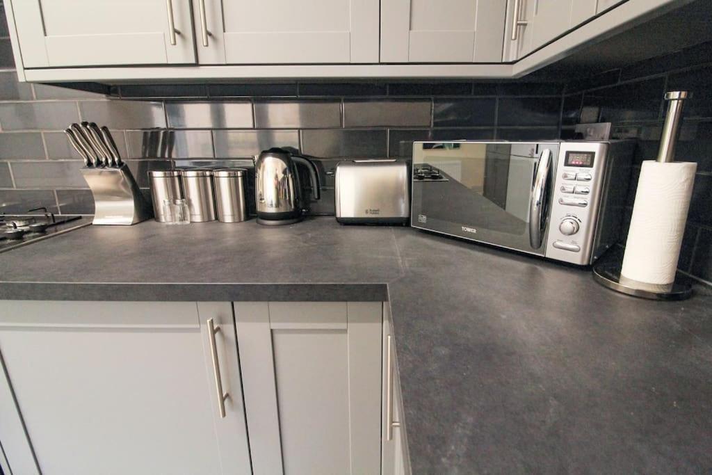 Modern 3 Bed, Contractors Welcome, Bradford Μπράντφορντ Εξωτερικό φωτογραφία