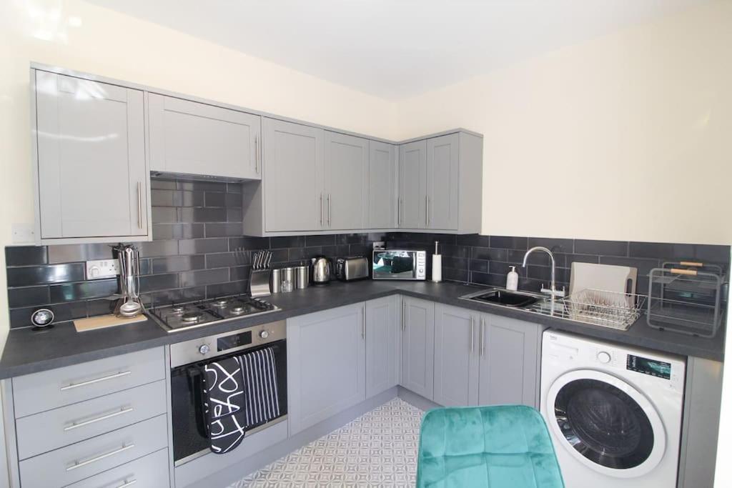 Modern 3 Bed, Contractors Welcome, Bradford Μπράντφορντ Εξωτερικό φωτογραφία