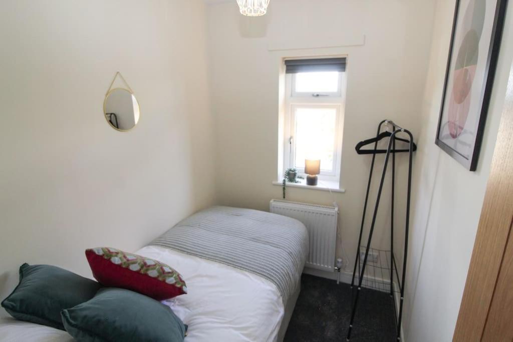 Modern 3 Bed, Contractors Welcome, Bradford Μπράντφορντ Εξωτερικό φωτογραφία