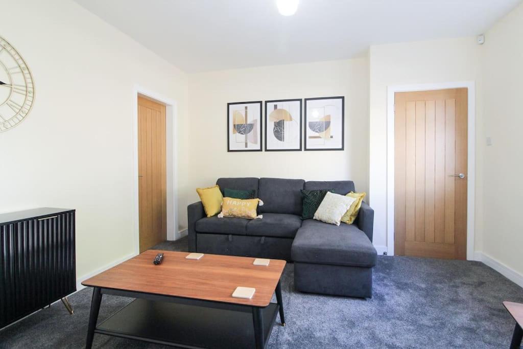 Modern 3 Bed, Contractors Welcome, Bradford Μπράντφορντ Εξωτερικό φωτογραφία