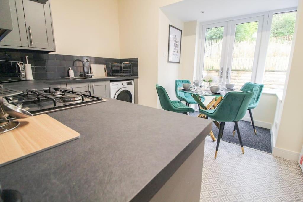 Modern 3 Bed, Contractors Welcome, Bradford Μπράντφορντ Εξωτερικό φωτογραφία