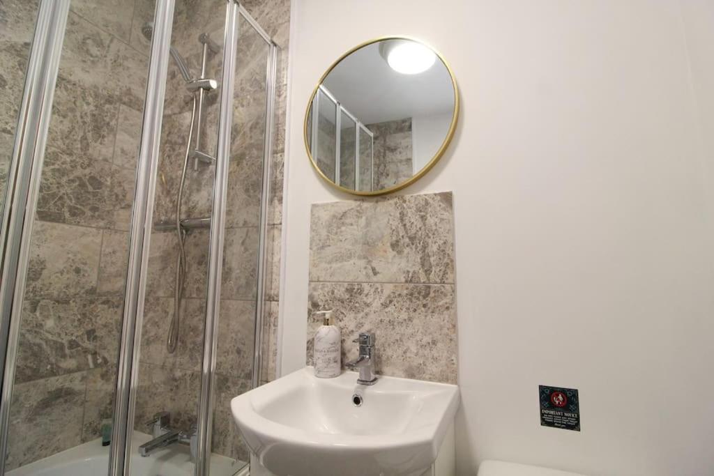 Modern 3 Bed, Contractors Welcome, Bradford Μπράντφορντ Εξωτερικό φωτογραφία